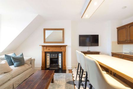 Charming two bedroom apartment in an attractive period building - Photo 2