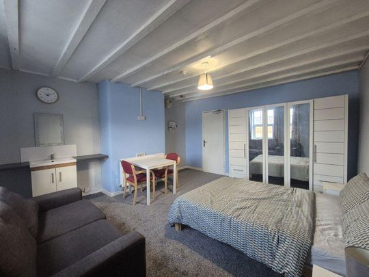 Studio to rent - Photo 1