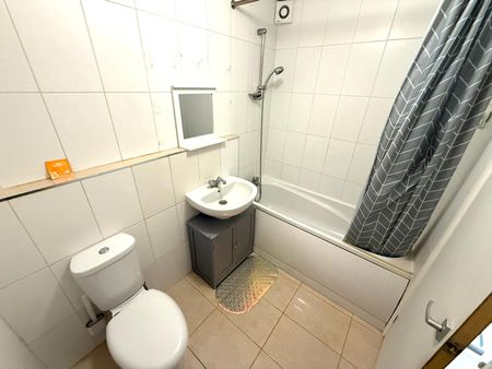 The Highlands, Hounslow, TW3 4HA - Photo 5