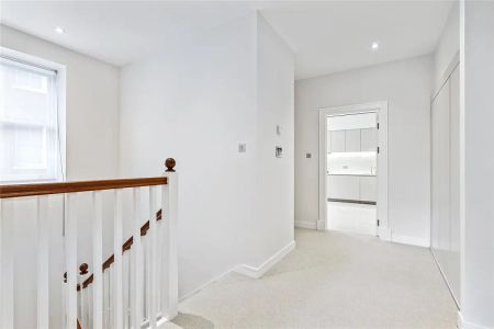 2 bedroom flat in London - Photo 2