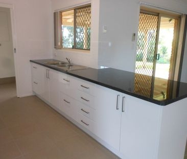 3 Bedroom Modern Low-Set Brick Home - Photo 4