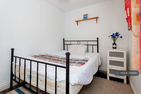 1 bedroom in a house share to rent - Photo 3