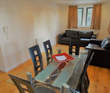 5 bedroom Flat in Kirkstall Lane, Leeds - Photo 6