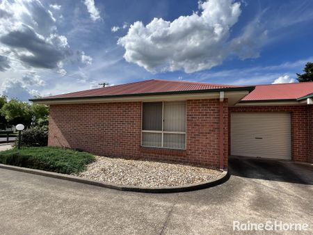 Modern, Central & Light with Fridge & Washing Machine - Photo 5