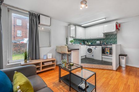 32 BRUDENELL AVENUE Leeds - LS6 1HD - Photo 2