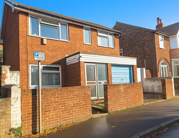 4 bedroom end of terrace house to rent - Photo 1