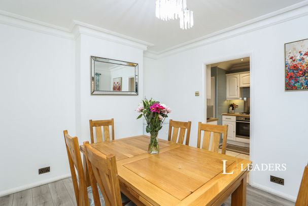 3 bedroom house to rent Reeves Crescent, Swanley, BR8 - Photo 1