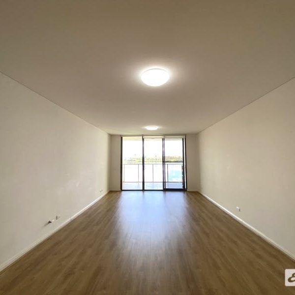 Spacious Water Front 3 Bedroom Apartment - Photo 1