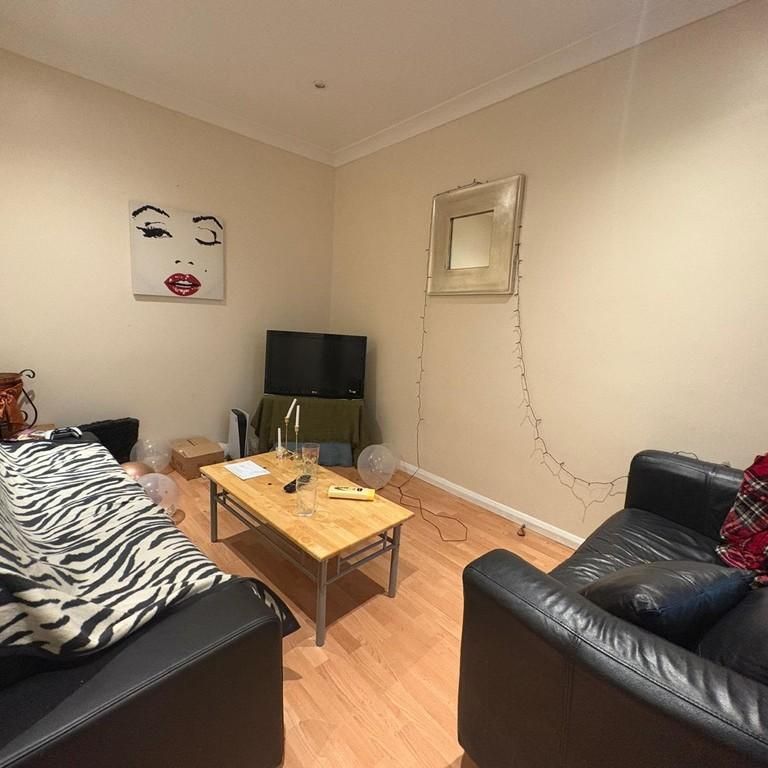 4 bedroom semi-detached house to rent - Photo 1