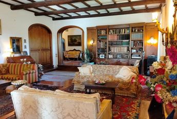 Ardeatina-Divino Amore: Quiet, charming rustic villa, big and well-curated garden, 3 beds, 1 study, 3 baths, living room, kitchen, with terraces , AC and parking space. Ref 2322