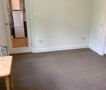 Studio Flat, Fergus Drive, G20 - Photo 2