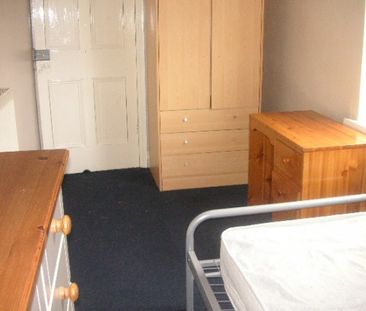 Student House 4 bed roomed available - Photo 3