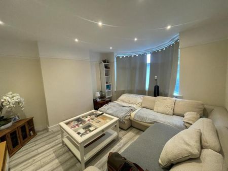 4 bedroom semi-detached house to rent - Photo 2