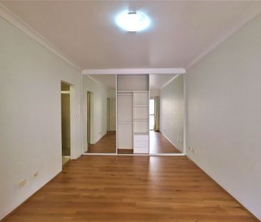 SPACIOUS & CONVENIENT 2 BEDROOM APARTMENT - Photo 3