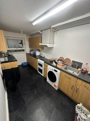 Room in a Shared Flat, Cottingley Heights, LS11 - Photo 4