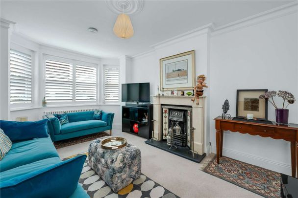 This modern family home offers beautifully presented open plan accommodation, conveniently located between Walton Station and town centre. - Photo 1