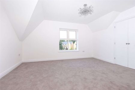 Four bedroom town house opposite Windsor Great Park in Englefield Green. - Photo 3