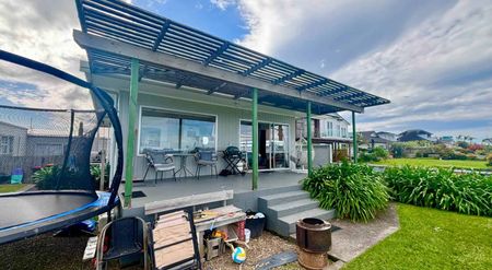 Amazing Seaview's Spacious Family Home - Photo 2