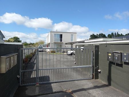 North facing, On bus route. CCTV. double glazed - Photo 2