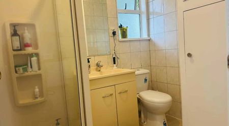 Spacious 4-Bedroom Family Home Ã¢ÂÂ Water & Internet Included - Photo 4