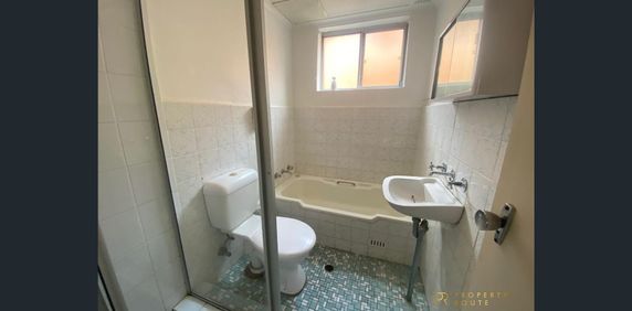 FANTASTIC LOCATION - WALK TO SHOPS AND TRAIN - Photo 2