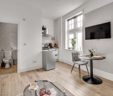 Kensington High Street - Photo 2