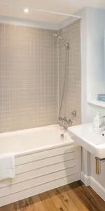 3 or 4 nights a week lodger for double bedroom in stylish East London Flat in Bow - with own bathroom (not en-suite) - 7 minute walk from tube - Photo 3