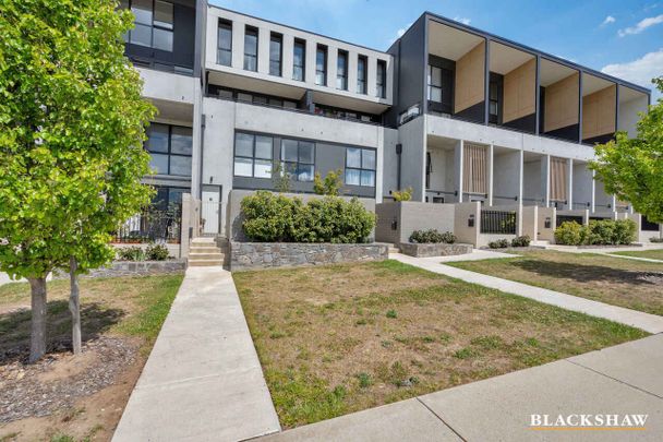 One bedroom + study townhouse - Flexible available date! - Photo 1