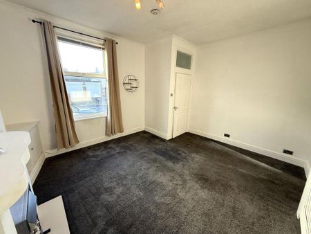 2 bedroom end of terrace house to rent - Photo 2
