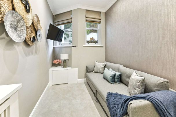 Well-presented three bedroom garden level apartment with a private patio. - Photo 1