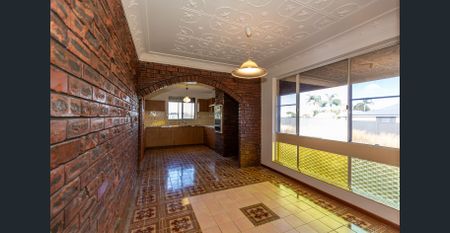 Large Home -with 1970's Charm! - Photo 4