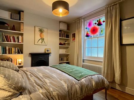 Calm room in stylish family home in arty area - Photo 2