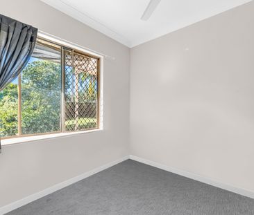 COSY FAMILY HOME (UNFURNISHED) - MASSIVE YARD - Photo 3