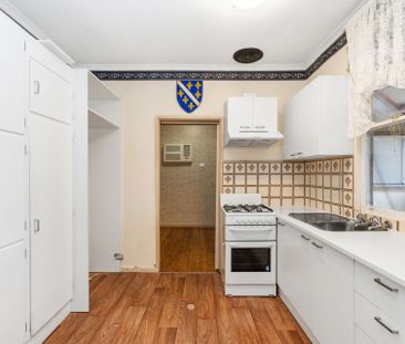 Charming 3-Bedroom Home with Spacious Yard - Photo 3