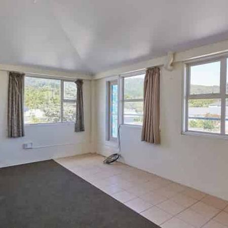 Spacious 6BR Family Haven - Wainuiomata - Photo 3