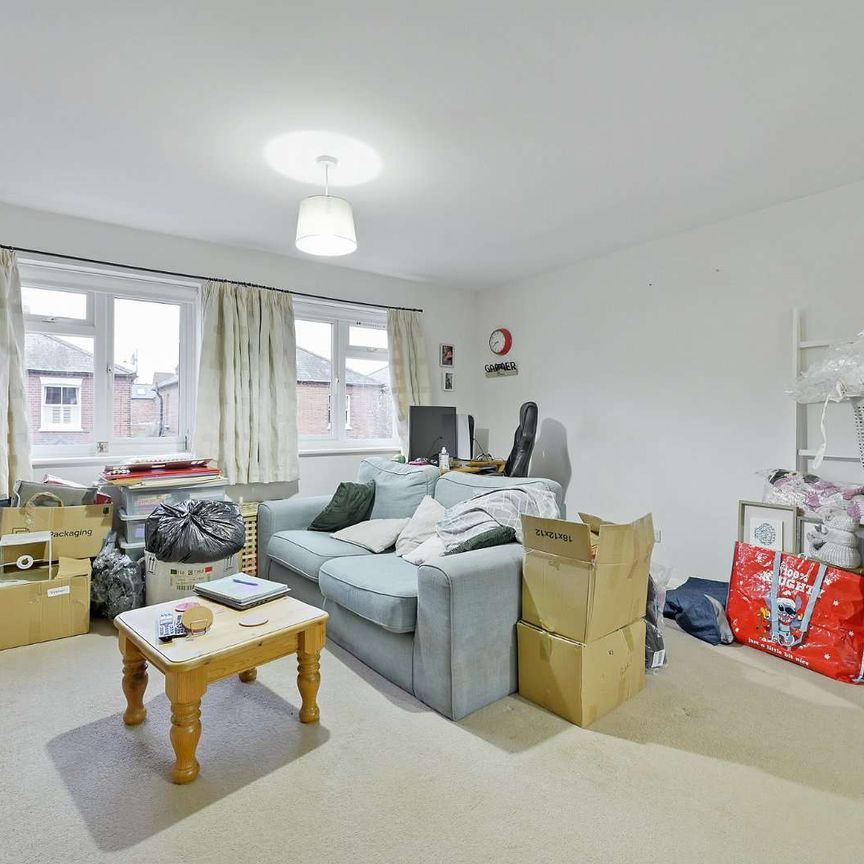 A spacious two-bedroom duplex, conveniently located with a parking space - Photo 1