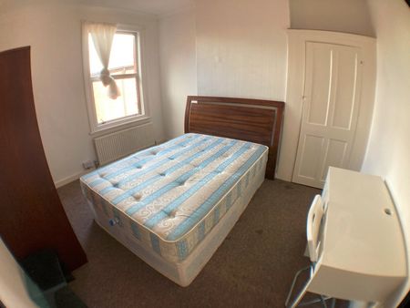 Room in a Shared House, Mora Road, NW2 - Photo 2