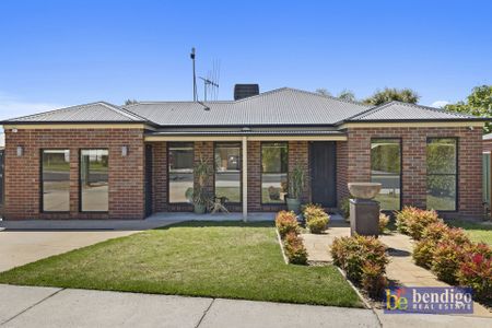 Versatile Home Near Lake Weeroona & Bendigo Hospital - Photo 3