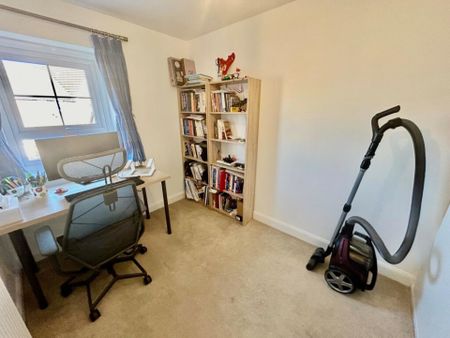 3 bedroom Semi-detached house to rent - Photo 2