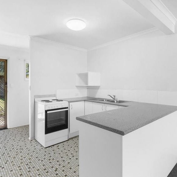 NEWLY RENOVATED 2 BEDROOM 1 BATHROOM UNIT IN PRIME EAGLEBY LOCATION - Photo 1