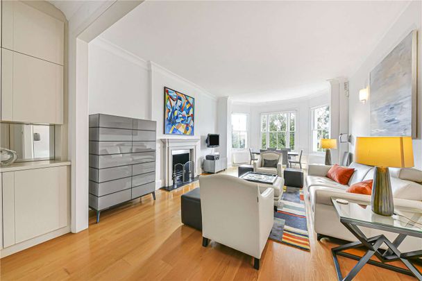 A fantastic lateral three bedroom apartment on a sought after address in St. John's Wood. - Photo 1