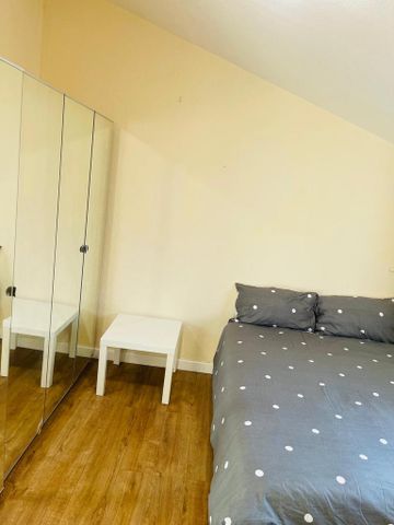 1 bedroom in a house share to rent - Photo 2