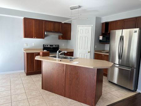 For Lease - 7 Settler's Court, Whitby, Ontario - Photo 2