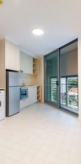 Superbly Located Studio Apartment - Photo 1
