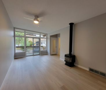 Renovated 4 Bedroom Duplex near Knox Mountain - Photo 6