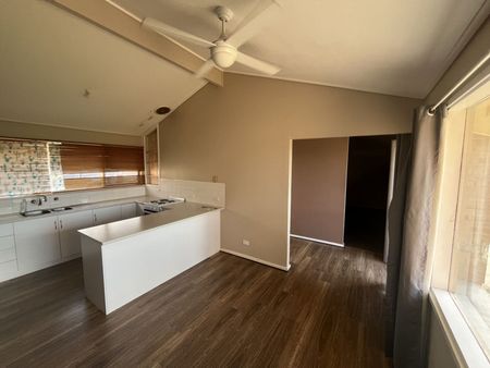 8 Hobbs Court, Port Augusta West - Photo 4