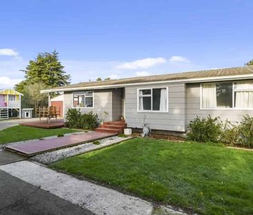 A fully renovated home with fully fenced section - Photo 5