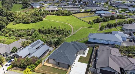 Elegant Living with a Touch of Glamour! - Photo 4