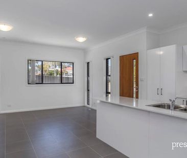 CONTEMPORARY STYLISH TOWNHOUSE WITH MANY GREAT FEATURES IN POPULAR ... - Photo 5