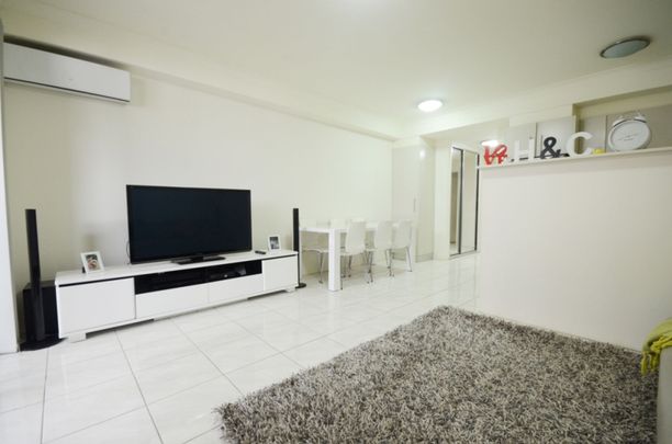 Fantastic Villa Style 2 Bed Security Unit in Ultra Handy Location! - Photo 1